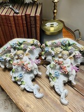 Coppia di staffe da parete Dresda montate con cherubini e incrostate con fiori