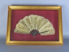 Quadro teca con ventaglio asiatico pergamena figure dipinte dorate vintage