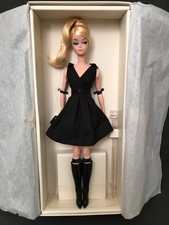 Barbie bambola classica abito nero pietra serica modello moda collezione etichetta oro.