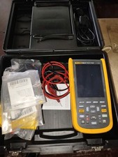 Oscilloscopio digitale portatile Fluke 123 come nuovo completo valigetta