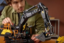 LEGO TECHNIC 42215 ESCAVATORE