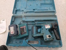 Trapano Makita BHR200 SDS con caricatore, una batteria e custodia - solo ricambi o riparazioni.