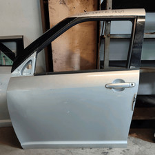 6800262J00000 Porta ant. SX SUZUKI SWIFT 1.3 DDiS (51Kw) Ber. 5p/d/1248cc d4b710