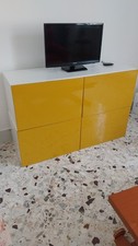 Mobile da soggiorno ikea besta con ante giallo lucido, due moduli da 120 cm