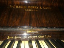 Vendo antico pianoforte a muro Nathaniel Berry & Sons London