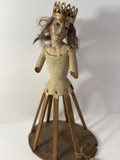 Antica statua regina in legno