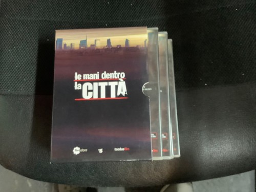 Mani dentro citta serie - la, citta'