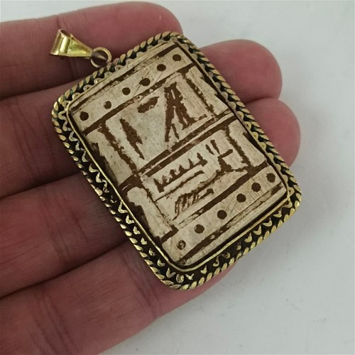 Ciondolo egizio con
