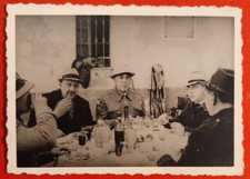 PHOTO FOTO UOMINI A TAVOLA