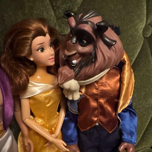 Disney store doll - disney, e