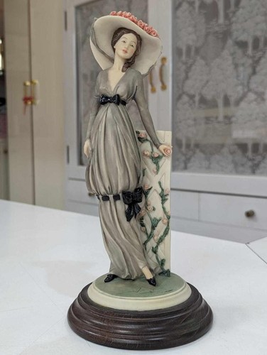 Bellissima statuina donna