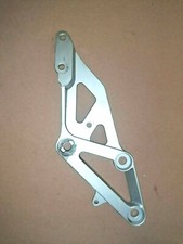 BRACKET RH FOOTREST PIASTRA SUPPORTO PEDANA DX SUZUKI GSXR 750 92/95 4351117E01