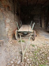 carro agricolo antico in legno con ruote in ferro