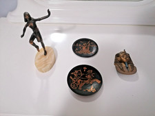 Lotto di 4 oggetti decorativi a tema Egitto antico – resina, bronzo e ceramica