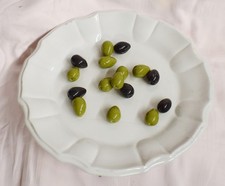 Piatto in ceramica con olive