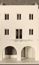 Casa per fondale plastico H0 con due portici e terrazzo, due piani e negozio