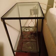 Comodini in ferro battuto con ripiani in vetro molato