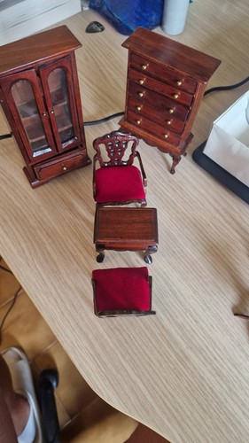 Mobili per casa delle bambole