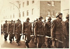 FOTOGRAFIA CON DRAPPELLO DI MILITARI IN PARATA   (FUCILE MOD. 91)