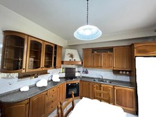 Cucina completa con lavello, piano cottura e forno