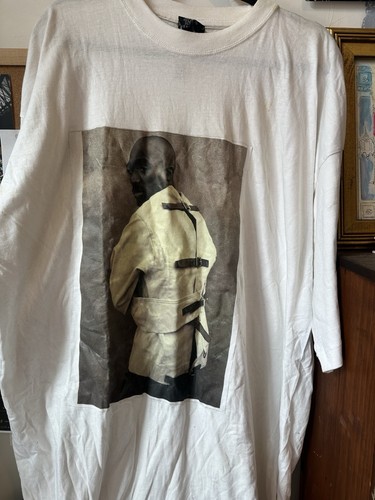 Shirt presenta una - presenta,