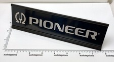 Insegna da scrivania con logo Pioneer - alluminio nero e argento personalizzata