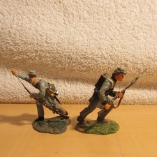 Lotto di DUE (2) soldatini di fanteria confederati in metallo dipinto con cappotti lunghi