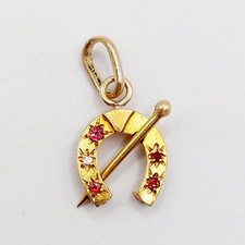 Ciondolo antico oro 18k ferro di cavallo, diamanti e pietre rosse (circa 1900)