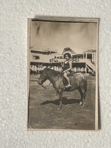 Bambina cavallo ritratto - a,