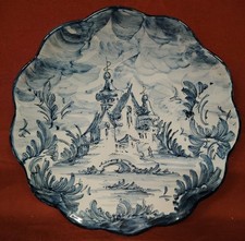 Piatto decorativo in ceramica policroma in tonalità bianche e blu, Albisola