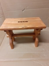 sgabello artigianale in legno