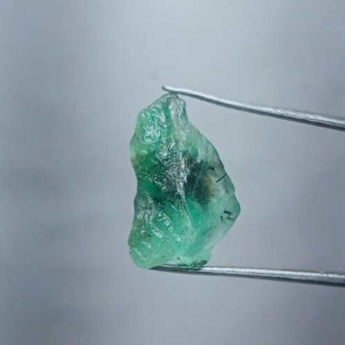 Pietra grezza smeraldo