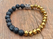 Bracciale talismano – Pietra Lavica, perle oro e gufo