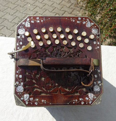 Vecchia concertina con intarsi