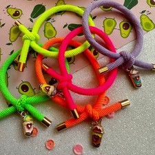 Bracciali fluorescenti con charm drink personalizzabili con lettera