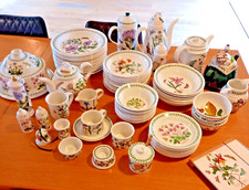 Piatti e tazze e piattini da