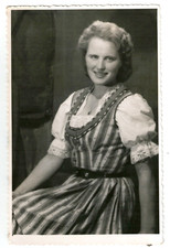 Giovane bella donna vintage