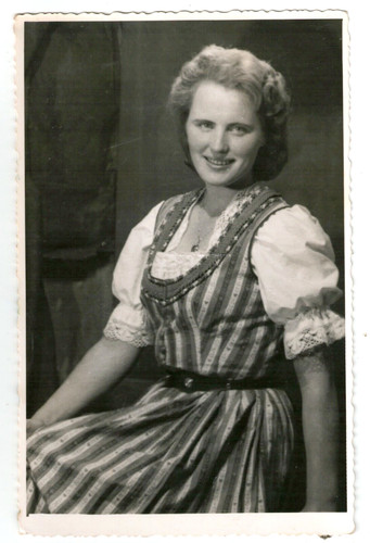 Giovane bella donna vintage