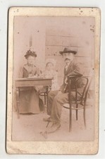 Fotografia ritratto FAMIGLIA AL TAVOLINO CON BIMBA foto d'epoca vintage 1900