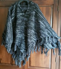 Poncho con cappuccio di pura lana nero-grigio melange lavorato a mano ai ferri