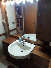 Mobile bagno con lavabo e specchio