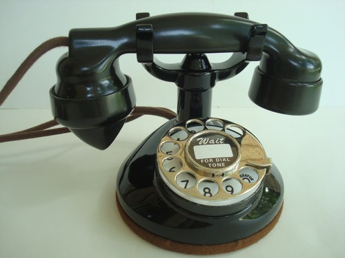 Antico telefono rotondo