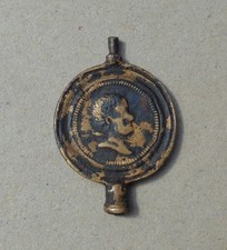 Orologio antico scavato carica