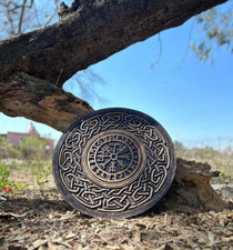 Scudo vichingo intagliato