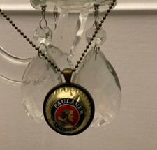 Collana fatta a mano con tappi