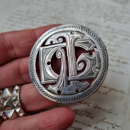 Spilla grande monogramma - , jg