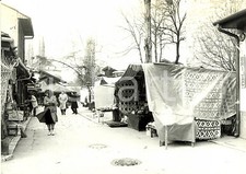 1985 ca PRISTINA KOSOVO Venditori ambulanti e negozi in una via della città Fot