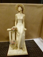 Statuina dama su base in legno