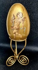 Uovo vintage in legno dorato con angeli su supporto metallico in stile Fabergé,