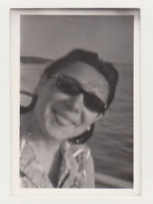 Carina giovane donna sorride